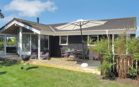 Augusta - 700M from the Sea: Wohngebiet, Dach, Vorort, Auffahrt, Estate, Kamin