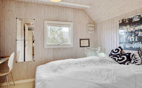 Annli - 1.5Km from the Sea: Schlafzimmer, Holz, Bett, Interior Design, Decke, Bettdecke, Bedding, Flooring, Möbel, Zuhause