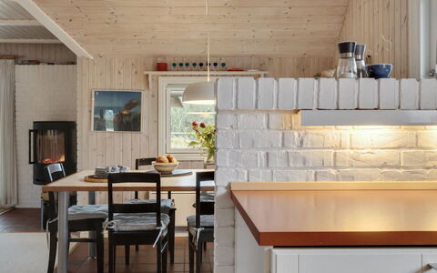 Annli - 1.5Km from the Sea: Möbel, Flooring, Interior Design, Holz, Küche, Fussboden, Light Fixture, Countertop, Decke, Beleuchtung