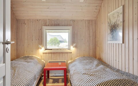 Annli - 1.5Km from the Sea: Wand, Schlafzimmer, Holz, Bett, Fussboden, Interior Design, Decke, Flooring, Bettdecke, Bedding