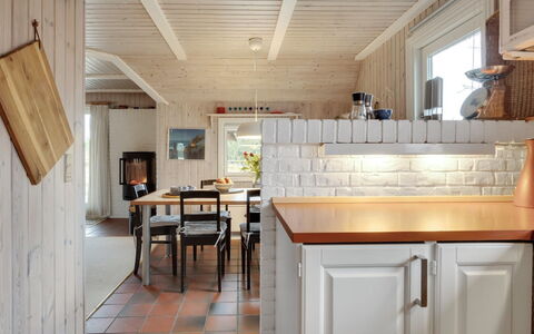 Annli - 1.5Km from the Sea: Möbel, Flooring, Interior Design, Holz, Fussboden, Küche, Countertop, Decke, Zimmer, Light Fixture
