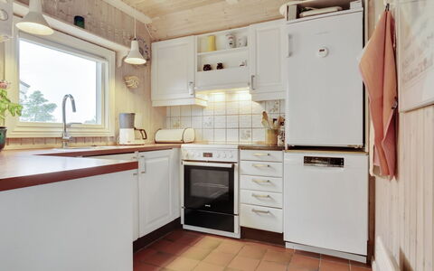 Annli - 1.5Km from the Sea: Küche, Küchengerät, Countertop, Flooring, Major Appliance, Interior Design, Cabinetry, Holz, Haushaltsgerät, Fussboden