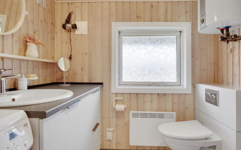 Annli - 1.5Km from the Sea: Wand, Holz, Armatur, Flooring, Fussboden, Sinken, Interior Design, Badezimmer, Zapfhahn, Installation