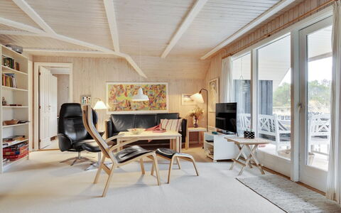 Annli - 1.5Km from the Sea: Holz, Interior Design, Möbel, Decke, Flooring, Fussboden, Holzboden, Stuhl, Zuhause, Wohnzimmer