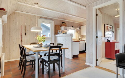 Annli - 1.5Km from the Sea: Möbel, Flooring, Interior Design, Fussboden, Holz, Decke, Küche & Esszimmer Tisch, Esszimmer, Stuhl, Zimmer