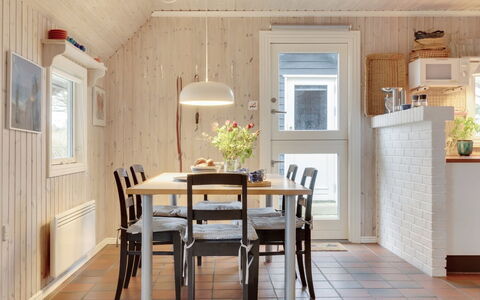 Annli - 1.5Km from the Sea: Möbel, Interior Design, Flooring, Wand, Fussboden, Holz, Light Fixture, Decke, Esszimmer, Küche & Esszimmer Tisch
