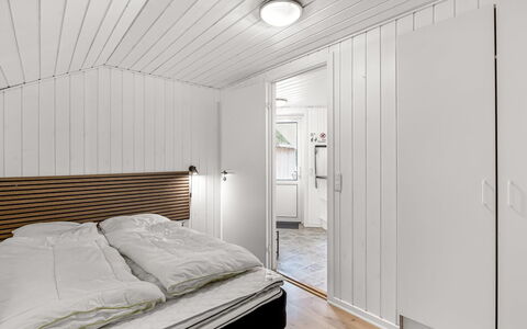Sylvi - 1.7Km from the Sea: Holz, Decke, Interior Design, Flooring, Fussboden, Schlafzimmer, Bett, Zimmer, Wohnung, Holzboden