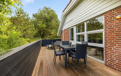 Sylvi - 1.7Km from the Sea: Wohngebiet, Strauch, Haus, Zuhause, Garten, Estate, Schatten, Landscaping, Rasen
