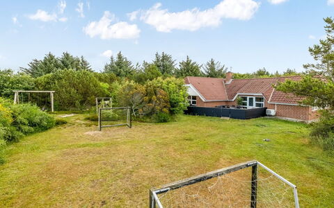 Sylvi - 1.7Km from the Sea: Wohngebiet, Strauch, Haus, Zuhause, Garten, Estate, Schatten, Landscaping, Rasen