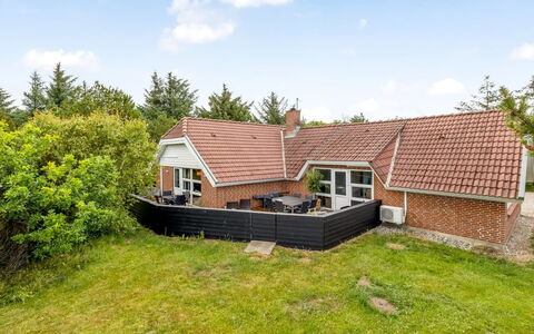 Sylvi - 1.7Km from the Sea: Wohngebiet, Strauch, Haus, Zuhause, Garten, Estate, Schatten, Landscaping, Rasen