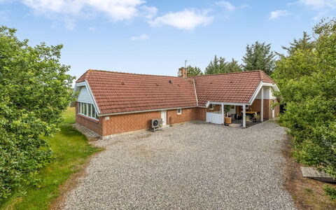 Sylvi - 1.7Km from the Sea: Wohngebiet, Strauch, Haus, Zuhause, Garten, Estate, Schatten, Landscaping, Rasen