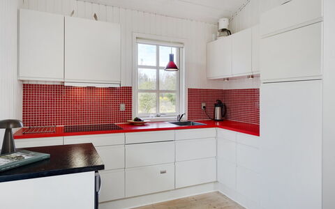 Ansberga - 1Km from the Sea: Flooring, Interior Design, Fussboden, Küche, Fliese, Armatur, Sinken, Zapfhahn, Cabinetry, Zuhause