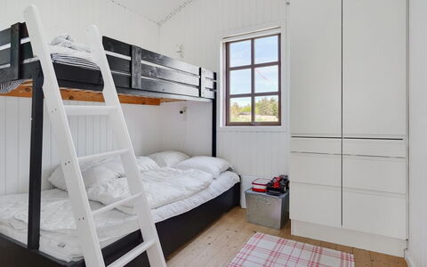 Ansberga - 1Km from the Sea: Etagenbett, Holz, Fussboden, Schlafzimmer, Interior Design, Flooring, Bett, Decke, Wohnheim, Wohnung