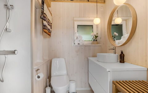 Athina - 200M from the Sea: Interior Design, Flooring, Wand, Armatur, Fussboden, Bad Sink, Holz, Badezimmer, Sinken, Badezimmerschrank