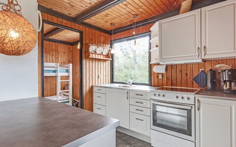 Maini - 600M from the Sea: Küche, Holz, Decke, Interior Design, Countertop, Küchengerät, Flooring, Cabinetry, Möbel, Herd