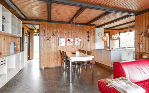 Maini - 600M from the Sea: Holz, Decke, Flooring, Interior Design, Fussboden, Zimmer, Tür, Holzbeize, Wohnzimmer, Holzboden