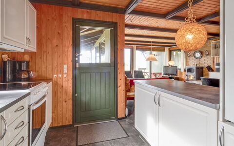 Maini - 600M from the Sea: Holz, Decke, Interior Design, Flooring, Fussboden, Möbel, Holzbeize, Küche, Countertop, Tür