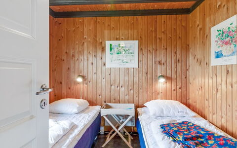 Maini - 600M from the Sea: Holz, Schlafzimmer, Bett, Interior Design, Fussboden, Flooring, Decke, Bettdecke, Bedding, Zimmer