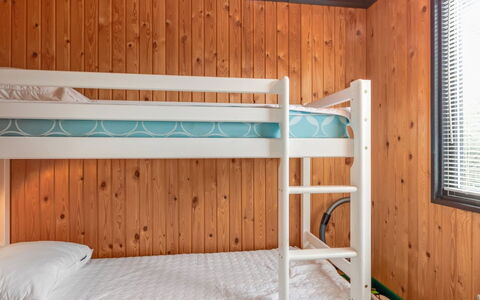 Maini - 600M from the Sea: Etagenbett, Schlafzimmer, Bett, Holz, Interior Design, Fussboden, Flooring, Bedding, Bettdecke, Decke
