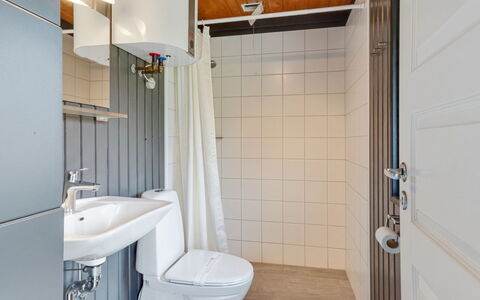 Maini - 600M from the Sea: Armatur, Badezimmer, Wand, Flooring, Bad Sink, Sinken, Fussboden, Interior Design, Holz, Toilleten Sitz
