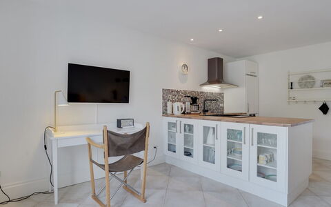 Aamunde - 100M from the Sea: Möbel, Interior Design, Stuhl, Flooring, Tabelle, Resort, Fussboden, Decke, Zimmer, Eco Hotel
