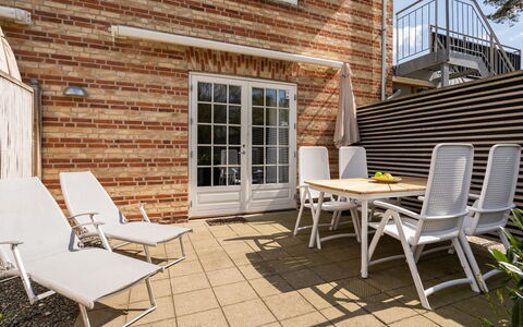 Aamunde - 100M from the Sea: Möbel, Interior Design, Stuhl, Flooring, Tabelle, Resort, Fussboden, Decke, Zimmer, Eco Hotel