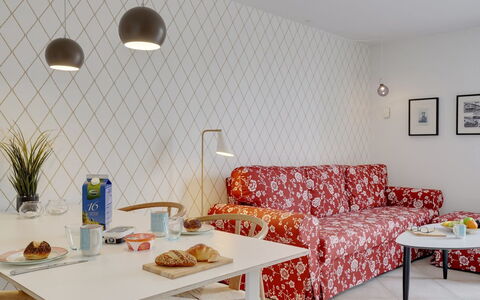 Aamunde - 100M from the Sea: Möbel, Interior Design, Stuhl, Flooring, Tabelle, Resort, Fussboden, Decke, Zimmer, Eco Hotel
