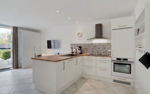 Aamunde - 100M from the Sea: Möbel, Interior Design, Stuhl, Flooring, Tabelle, Resort, Fussboden, Decke, Zimmer, Eco Hotel