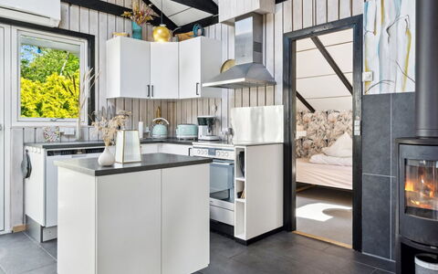 Kolja - 525M from the Sea: Küche, Küchengerät, Interior Design, Major Appliance, Countertop, Haushaltsgerät, Decke, Cabinetry, Herd, Light Fixture
