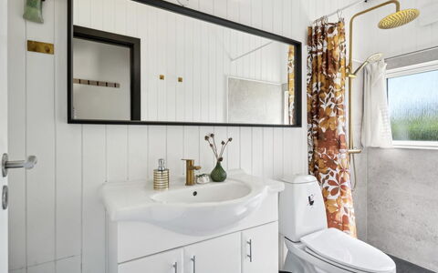Kolja - 525M from the Sea: Armatur, Interior Design, Bad Sink, Sinken, Badezimmer, Zapfhahn, Flooring, Installation, Fussboden, Spiegel