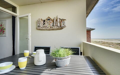 Rieterik - 50M from the Sea: Möbel, Interior Design, Fussboden, Stuhl, Gartenmöbel, Hartholz, Holzbeize, Zimmerpflanze, Blumentopf, Balkon