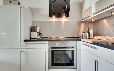 Rieterik - 50M from the Sea: Küchengerät, Küche, Countertop, Major Appliance, Cabinetry, Haushaltsgerät, Herd, Interior Design, Herd, Holz