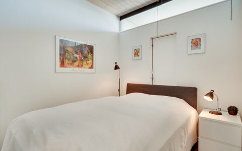 Rieterik - 50M from the Sea: Bett, Möbel, Schlafzimmer, Interior Design, Wand, Flooring, Bedding, Bettdecke, Decke, Fussboden