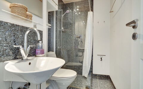 Rieterik - 50M from the Sea: Interior Design, Armatur, Badezimmer, Flooring, Bad Sink, Fussboden, Sinken, Decke, Installation, Zapfhahn