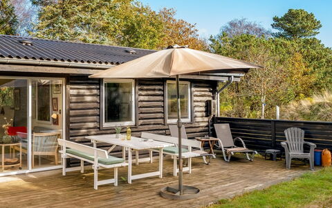 Linnea - 1Km from the Sea: Holz, Veranda, Hütte, Dach, Zuhause, Abstellgleis, Deck, Gartenbauten, Gartenmöbel, Schatten