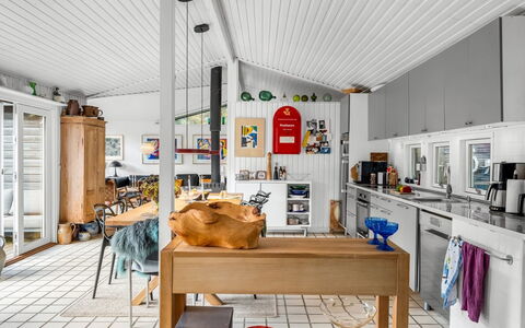 Linnea - 1Km from the Sea: Flooring, Küche, Interior Design, Fussboden, Möbel, Decke, Countertop, Zimmer, Stuhl, Cabinetry