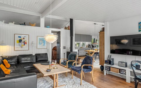 Linnea - 1Km from the Sea: Interior Design, Möbel, Couch, Holz, Decke, Flooring, Wohnzimmer, Fussboden, Zuhause, Beleuchtung