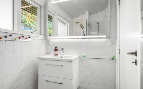 Linnea - 1Km from the Sea: Wand, Flooring, Interior Design, Armatur, Fussboden, Decke, Badezimmer, Installation, Sinken, Fliese