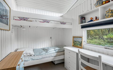 Linnea - 1Km from the Sea: Holz, Decke, Interior Design, Schlafzimmer, Fussboden, Flooring, Bett, Etagenbett, Bedding, Bettrahmen