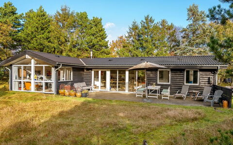 Linnea - 1Km from the Sea: Haus, Zuhause, Dach, Hütte, Strauch, Grundstueck, Estate, Abstellgleis, Veranda, Bauernhaus