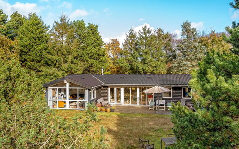 Linnea - 1Km from the Sea: Strauch, Haus, Zuhause, Hütte, Dach, Estate, Bauernhaus, Garten, Gartenbauten, Landscaping