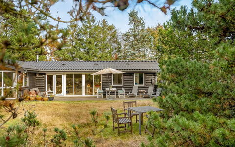 Linnea - 1Km from the Sea: Haus, Zuhause, Hütte, Strauch, Dach, Abstellgleis, Estate, Bauernhaus, Gartenbauten, Garten