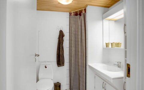 Jano - 100M from the Sea: Wand, Flooring, Armatur, Fussboden, Holz, Interior Design, Decke, Badezimmer, Sinken, Bad Sink