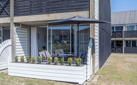 Jano - 100M from the Sea: Zuhause, Abstellgleis, Verbundwerkstoff, Tür, Schatten, Veranda, Gartenmöbel, Deck, Hütte, Stuhl