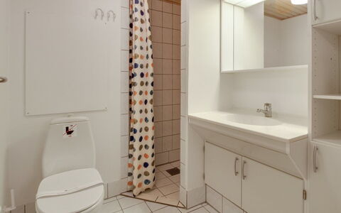 Halina - 100M from the Sea: Flooring, Interior Design, Fussboden, Armatur, Bad Sink, Decke, Badezimmer, Badezimmerschrank, Sinken, Installation