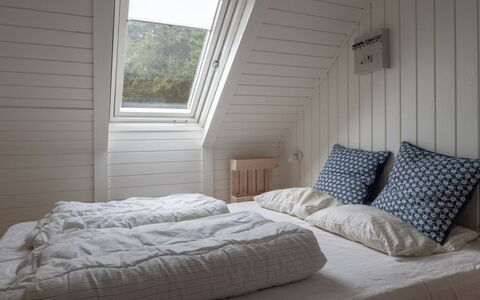 Piotr - 800M from the Sea: Schlafzimmer, Holz, Bettdecke, Bett, Bedding, Linens, Fussboden, Bettrahmen, Kissen, Decke