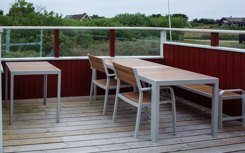 Piotr - 800M from the Sea: Möbel, Holz, Gartenmöbel, Flooring, Fussboden, Tabelle, Stuhl, Tisch Im Freien, Hartholz, Holzbeize