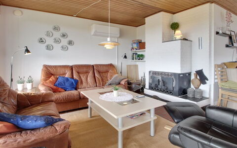 Sophine - 50M from the Sea: Möbel, Interior Design, Flooring, Wand, Couch, Decke, Holz, Wohnzimmer, Fussboden, Zimmer
