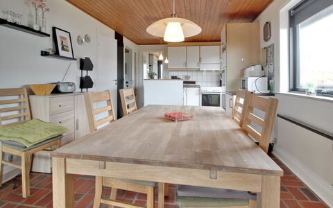 Sophine - 50M from the Sea: Möbel, Interior Design, Flooring, Fussboden, Holz, Tabelle, Küche & Esszimmer Tisch, Decke, Stuhl, Esszimmer