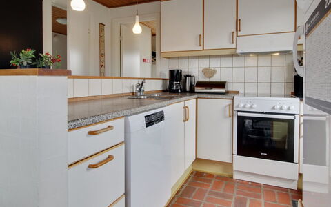 Sophine - 50M from the Sea: Küche, Countertop, Flooring, Küchengerät, Interior Design, Cabinetry, Major Appliance, Holz, Fussboden, Decke